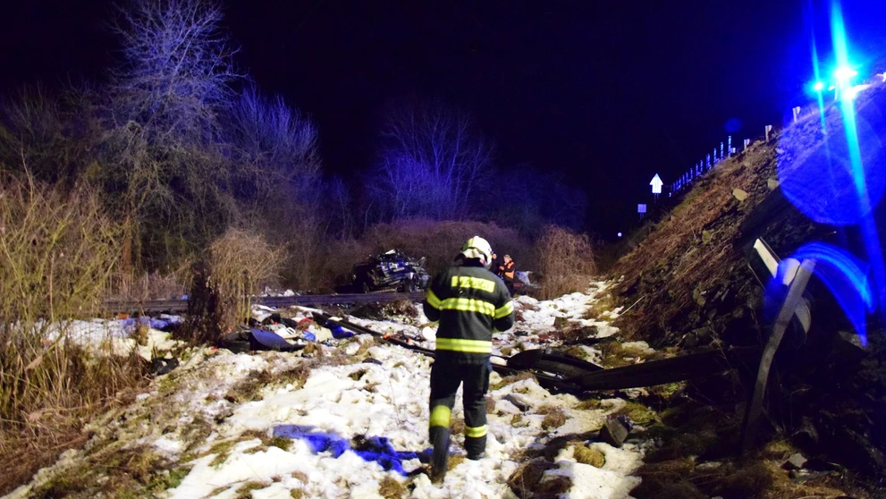 Po nehode sa auto ocitlo na koľajniciach, chvíľu na to ho prebúral vlak