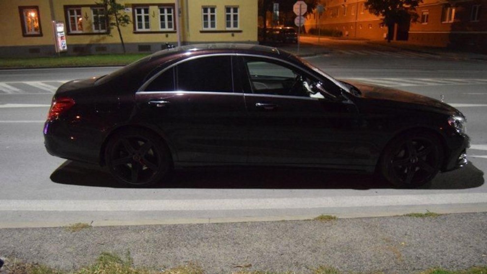 Mercedes S350, ktorý v Nitre na priechode pre chodcov zrazil 27-ročnú chodkyňu.