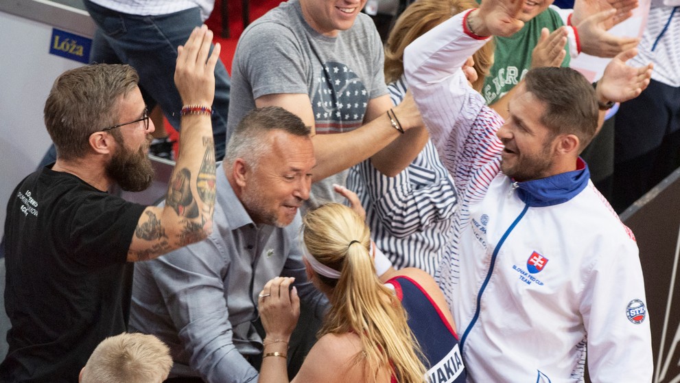 Dominika Cibulková (uprostred dole) prijíma gratulácie od manžela Michala Navaru (vľavo) a otca Milana Cibulku (uprostred v poza