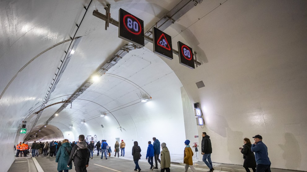 Ľudia prechádzajú tunelom Višňové počas podujatia Deň otvoreného tunela Višňové.