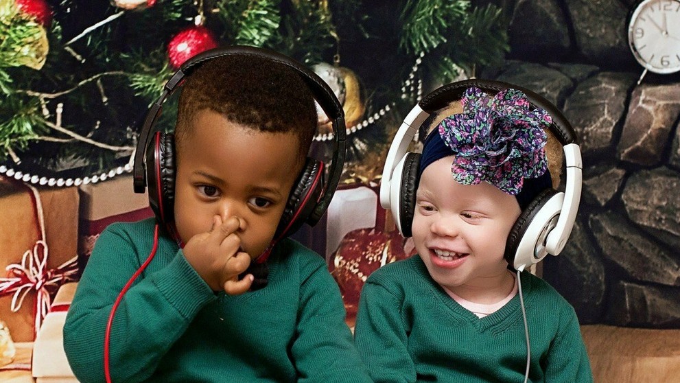 Policajti a záchranári po streľbe na Obchodnej ulici.