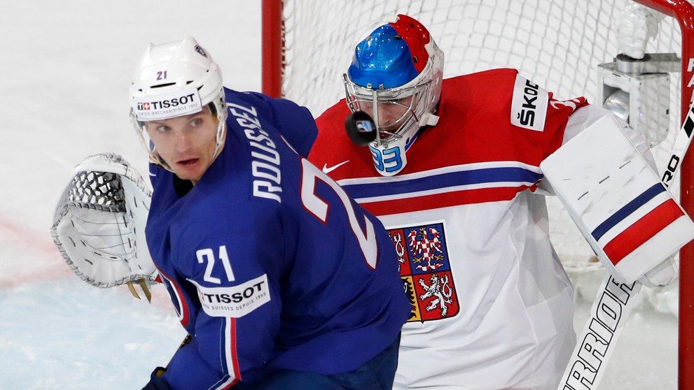 Český brankár Pavel Francouz vyráža strelu Francúza Antoinea Roussela.