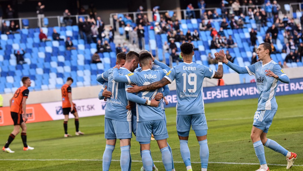 Hráči Slovana Bratislava oslavujú gól v dueli Fortuna ligy proti Ružomberku.