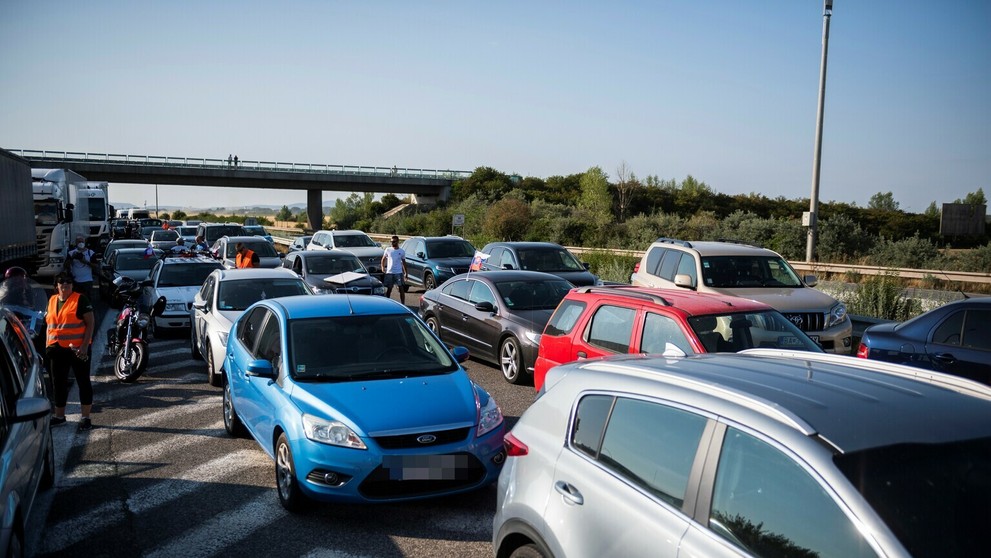 Na snímke pendleri blokujú diaľničný hraničný priechod Čunovo-Rajka.