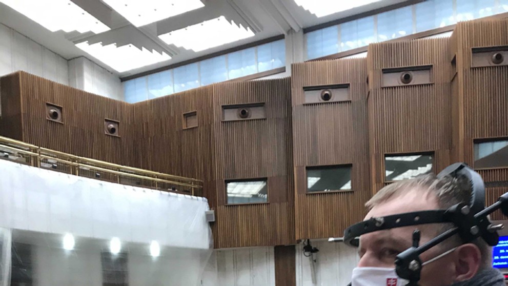 Záber na mimoriadnu schôdzu parlamentu.