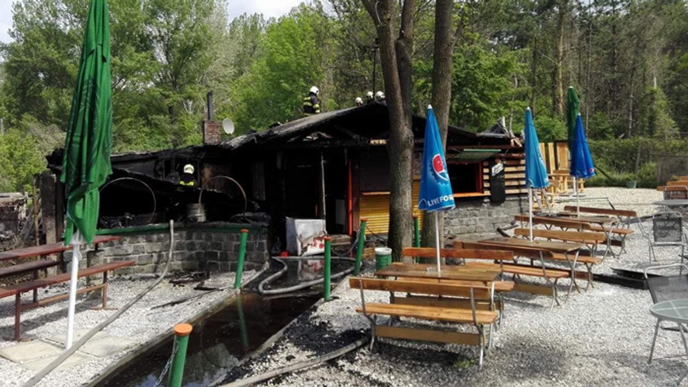 Zhorel známy bufet na podunajskej hrádzi.