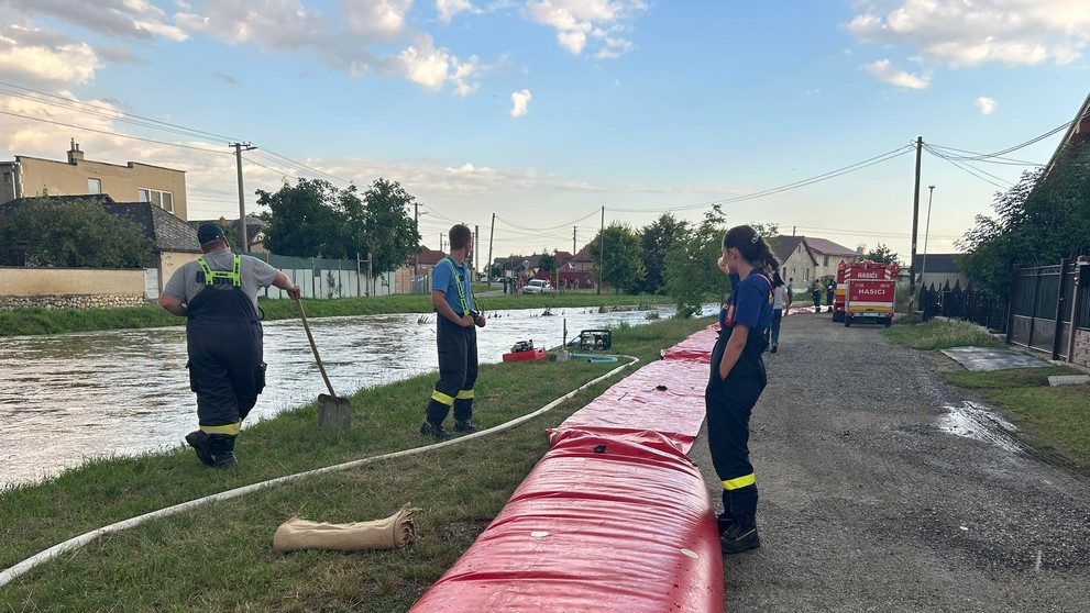 Pre stúpajúcu vodu potoka v obci stavali protipovodňové bariéry. Zdroj: Lukáš Macák