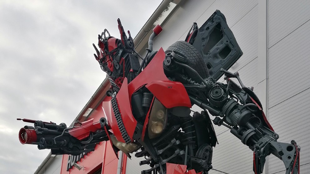 Transformer pred železiarstvom v Humennom.