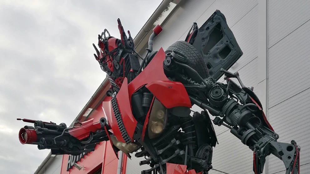 Transformer pred železiarstvom v Humennom.