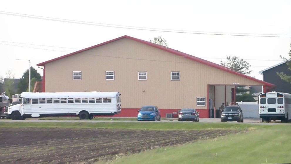 Vodič prešiel autom budovou školskej družiny v mestečku Chatham v americkom štáte Illinois.