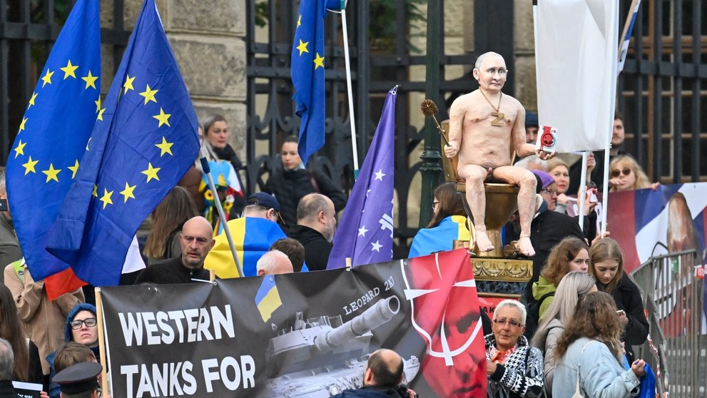 Karikatúra Vladimira Putina na Hradčanskom námestí v Prahe. 