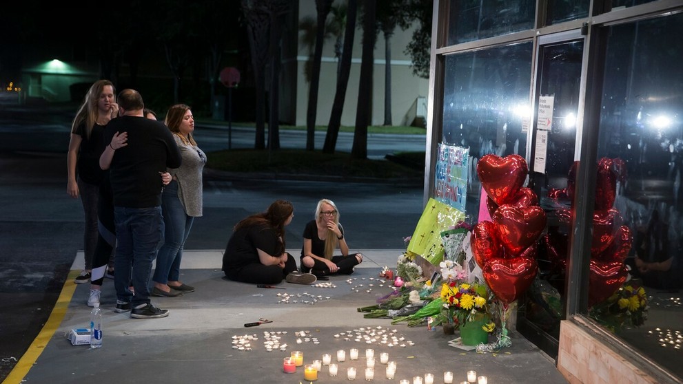 Ľudia smútia a ukladajú sviečky na mieste, kde zabili Christinu Grimmie.
