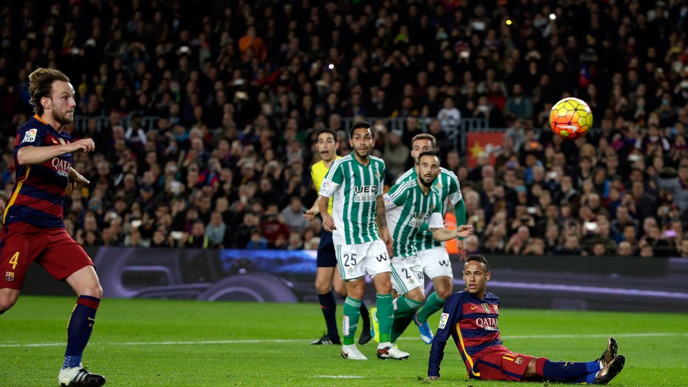  Futbalista FC Barcelony Neymar sedí na trávniku po nepremenenej penalte.