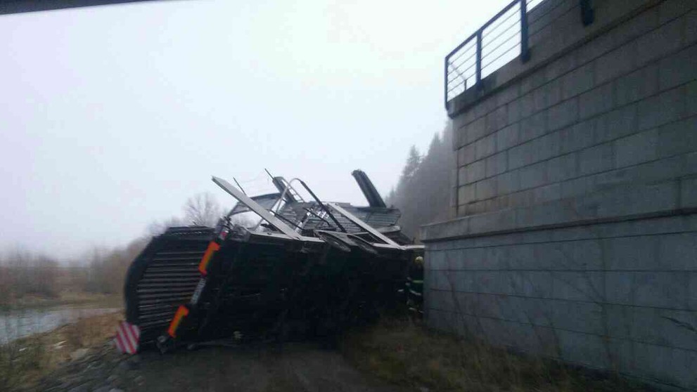 Kamiónn spadol z mosta.