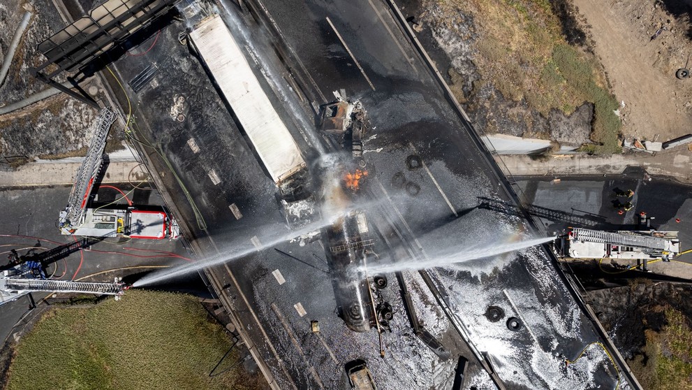 Hasiči zasahujú na mieste výbuchu cisternového vozidla.