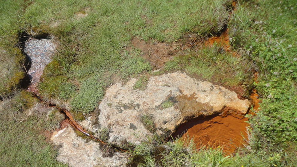 Pohľad na Mičinský travertín, ktorý je národná prírodná pamiatka.