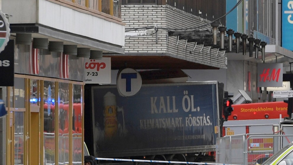 Auto po zrazení ľudí v centre Štokholmu narazilo do výkladu. 