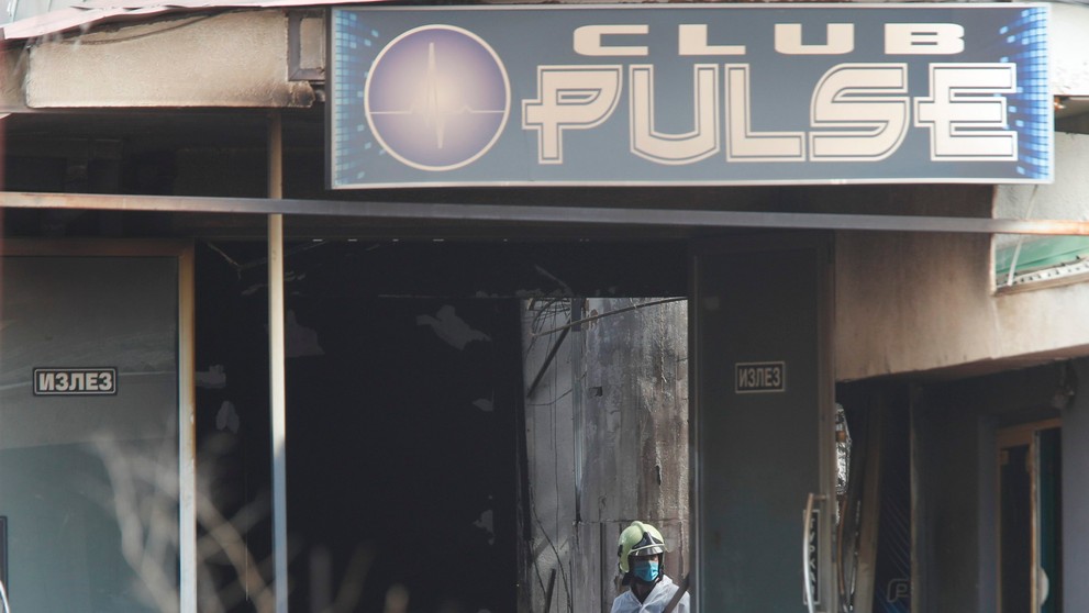 Hasiči pred budovou nočného klubu.