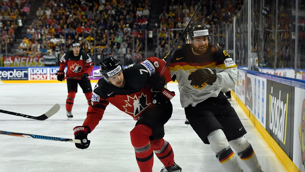 Josh Morrissey (vľavo) z Kanady atakuje Nemca Gerrita Fausera vo štvrťfinále MS 2017.