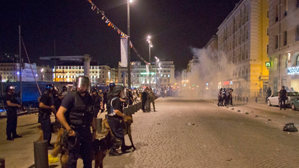 Francúzski policajti počas potýčky medzi anglickými fanúšikmi a Marseillelčanmi.