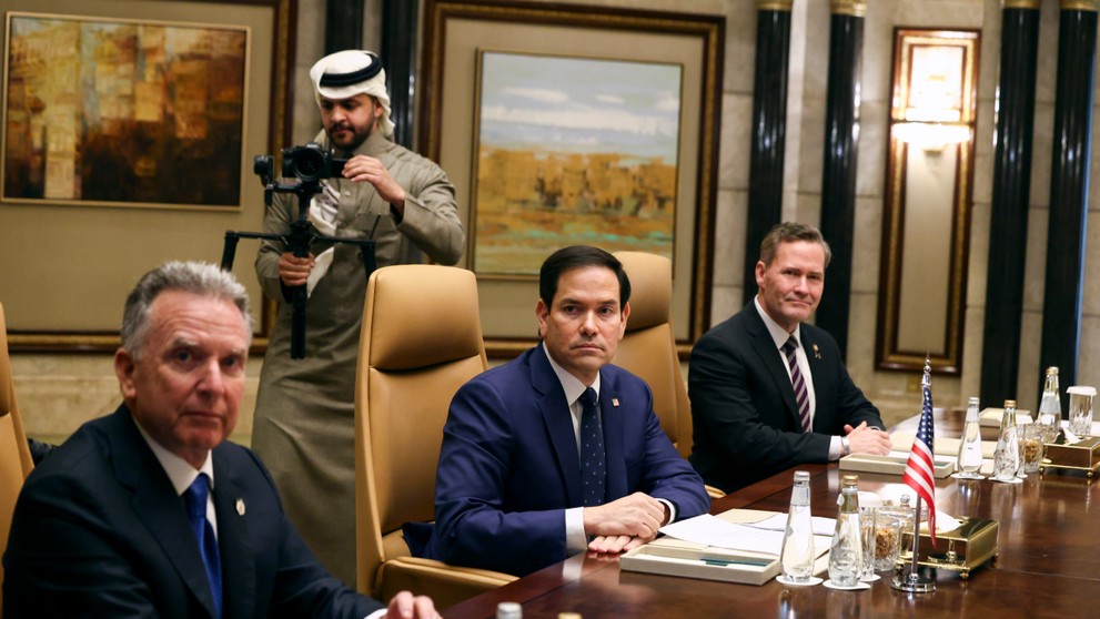 Na snímke zľava Trumpov vyslanec pre Blízky východ Steve Witkoff, šéf americkej diplomacie Marco Rubio a poradca pre národnú bezpečnosť Mike Waltz.