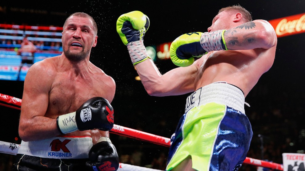 David Backes (Boston) sleduje ošetrovanie hráča Ottawy Scotta Sabourina, ktorý sa zranil práve v súboji s ním.