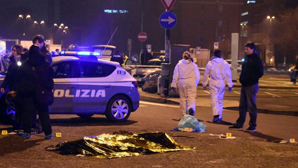 Zakryté telo Anisa Amriho, ktorý zomrel pri prestrelke s policajmi v meste Sesto San Giovanni.