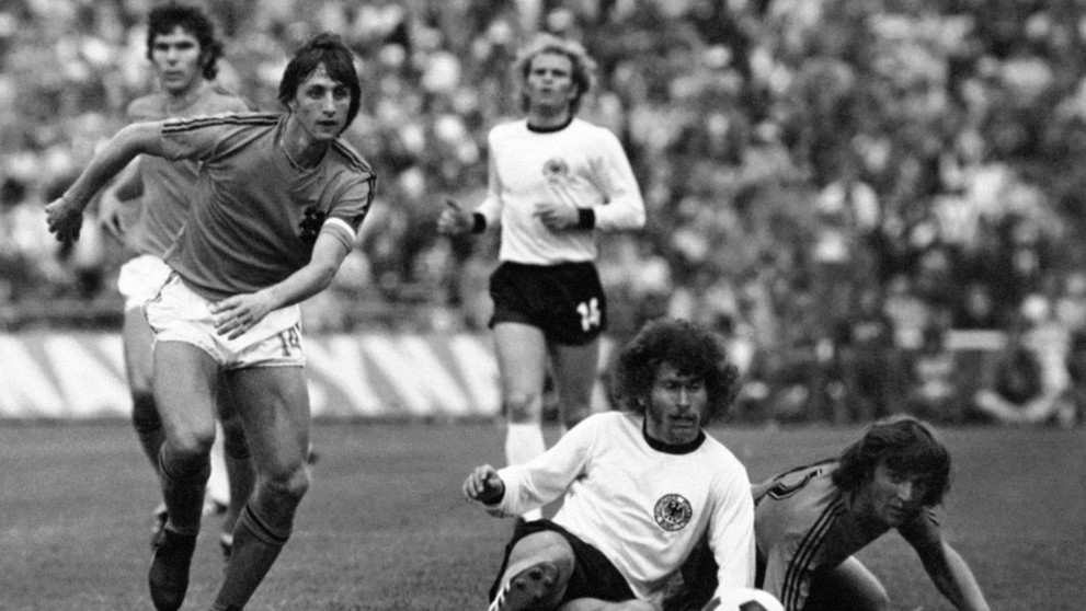 Johan Cruyff (v tmavom drese) uteká za loptou počas finále MS 1974 proti Nemecku.