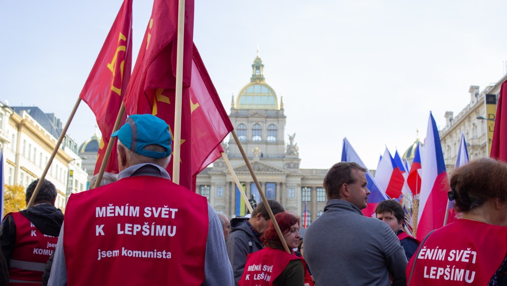 Na snímke účastníci demonštrácie s názvom Nenásilná revolúcia - Česká republika na 1. mieste, na ktorej ľudia protestujú proti vláde českého premiéra Petra Fialu.