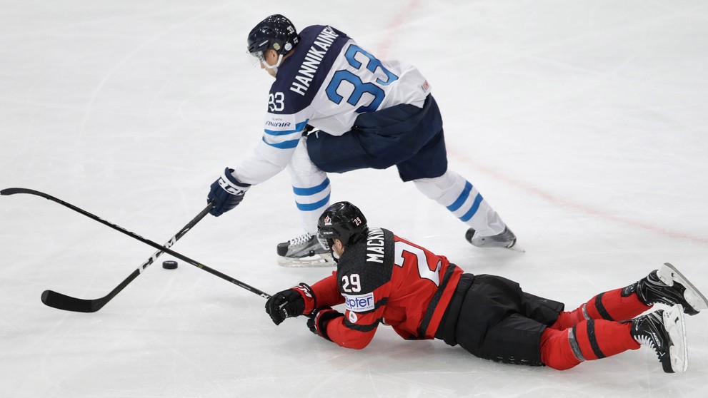 Nathan Mackinnon (dole) z Kanady sa snaží v zápase MS 2017 zastaviť Fína Markusa Hannikainena.