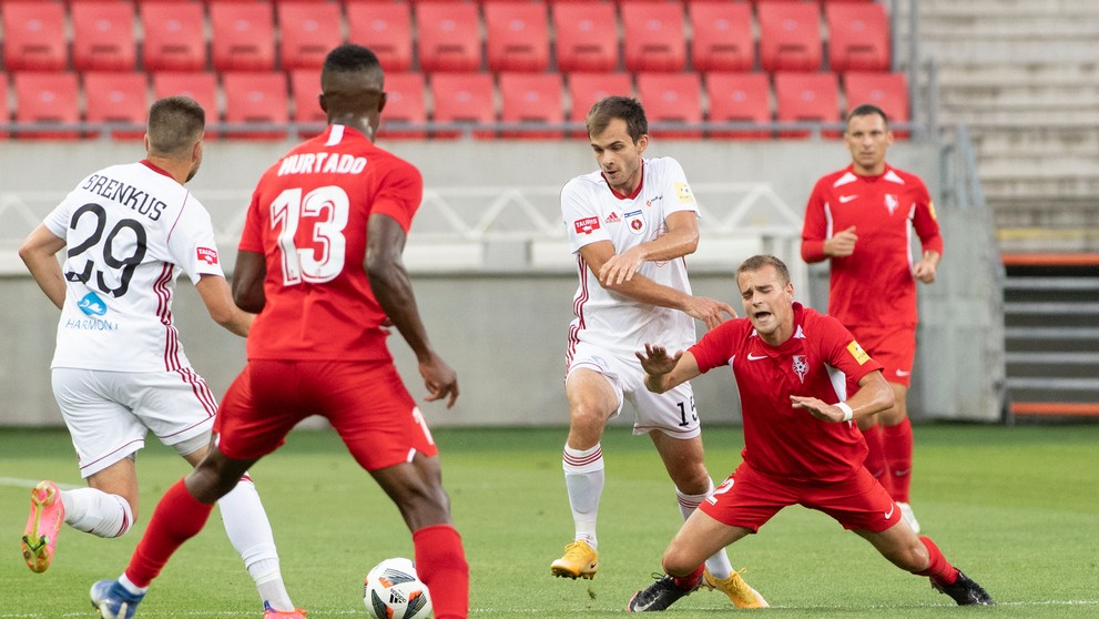 Vpravo Denis Potoma (Sereď), druhý sprava Štefan Gerec a Adam Brenkus (obaja Ružomberok) v zápase Fortuna ligy.