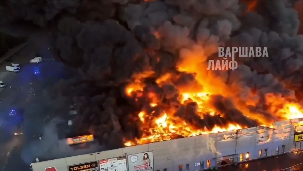 Požiar nákupného centra vo Varšave.