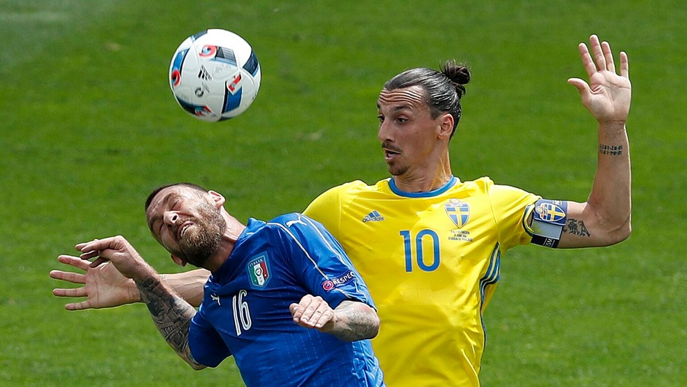 Zlatan Ibrahimovič (vpravo) a taliansky protivník Daniele De Rossi v hlavičkovom súboji na ME vo Francúzsku.