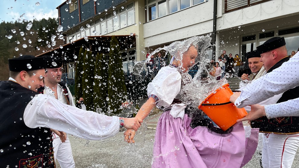 Členovia Folklórneho súboru Krompašan z Krompách oblievali a šibali svoje kolegyne nielen v meste, ale i v susednej obci Slovinky.