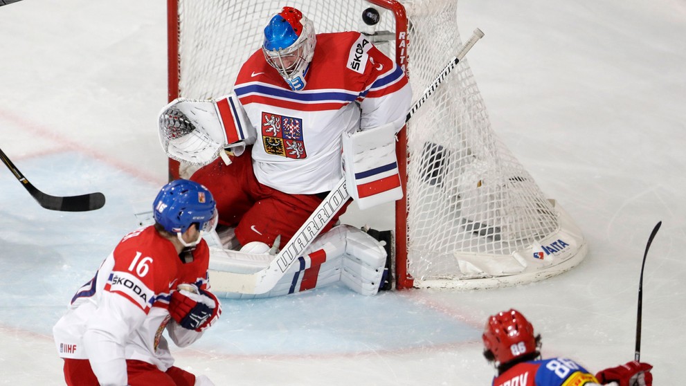 Nikita Kučerov (dole) z Ruska prekonáva vo štvrťfinále MS 2017 českého gólmana Pavla Francouza.