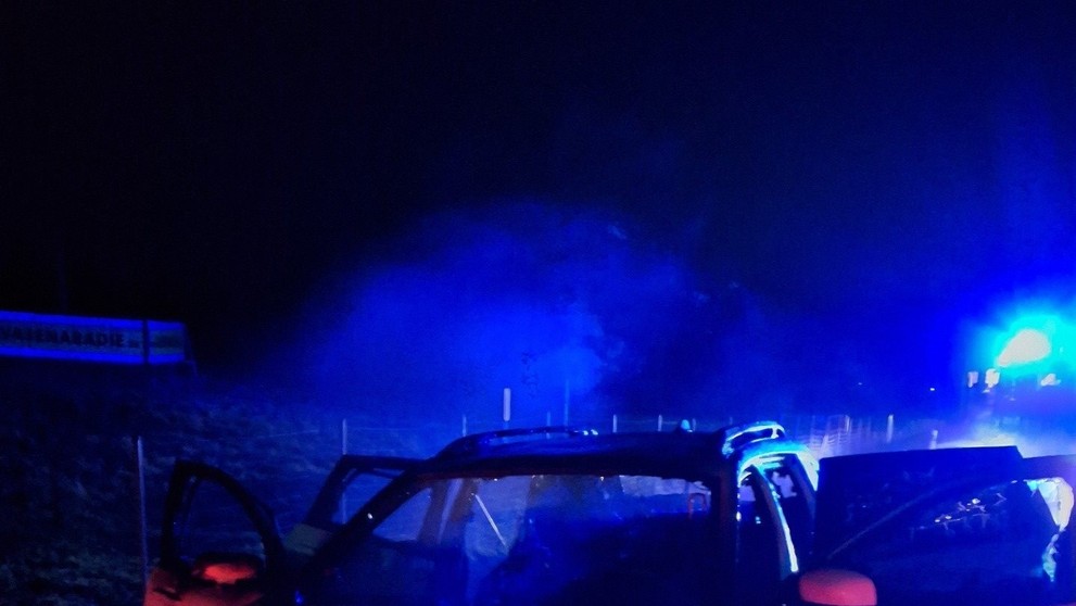 Na R1 zasahovali hasiči pri požiari automobilu