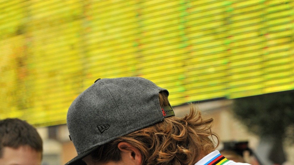 Peter Sagan rozdáva podpisy fanúšikom na Mariánskom námestí v Žiline.