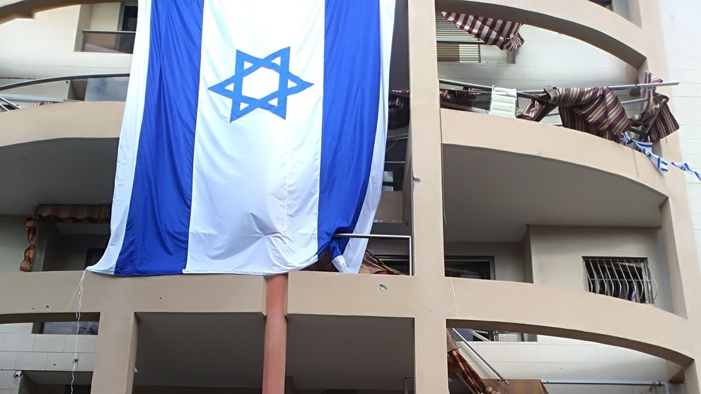 Poškodená budova na predmestí Tel Avivu po raketovom útoku z Pásma Gazy.