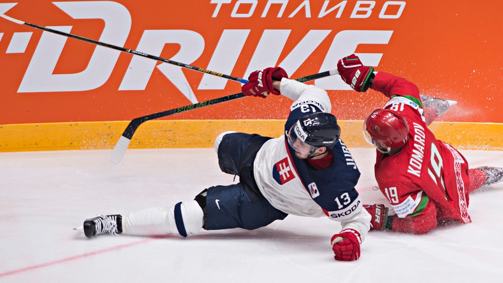 Tomáš Jurčo a Nikita Komarov padajú po súboji v zápase Slovensko - Bielorusko.