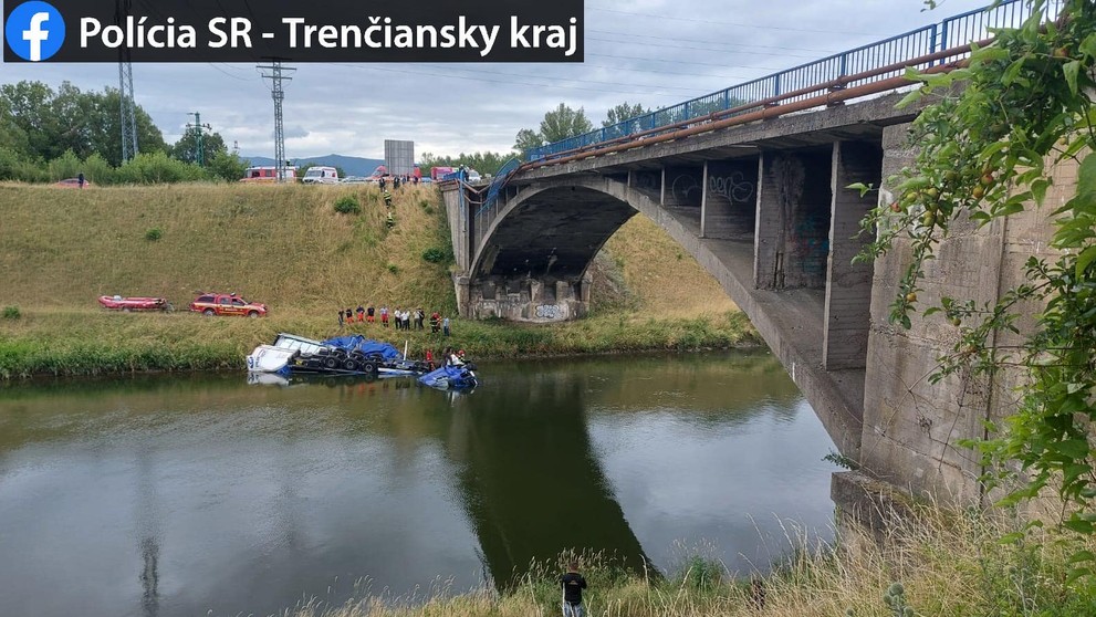 Kamión sa zrútil z mosta.