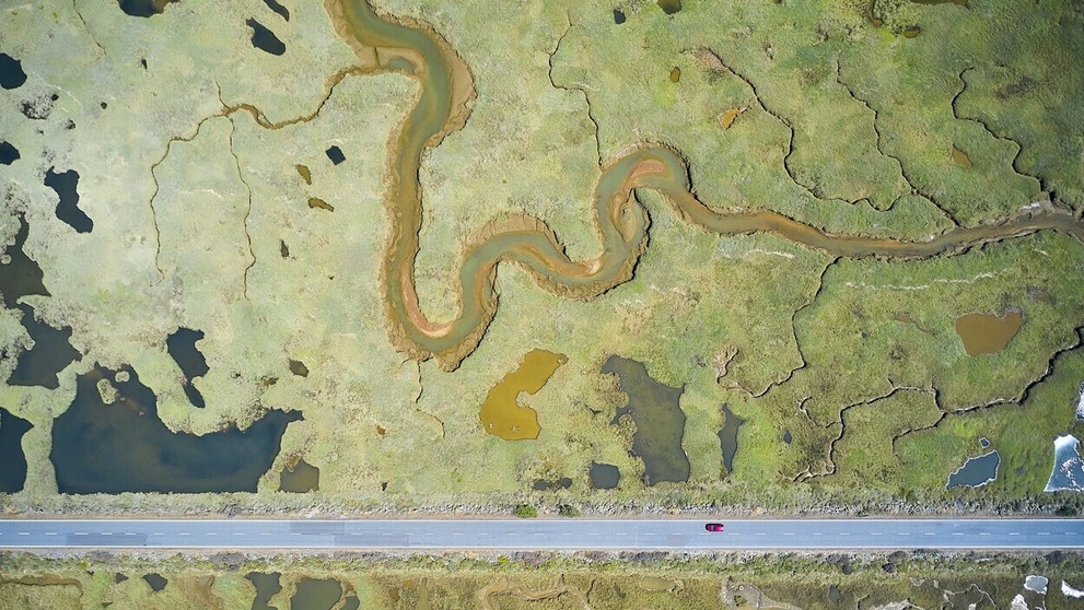 Víťazom v kategórii Močiare sa stal Javier Lafuente zo Španielska s fotografiou, ktorá z dronu zachytáva cestu, ktorá pretína de