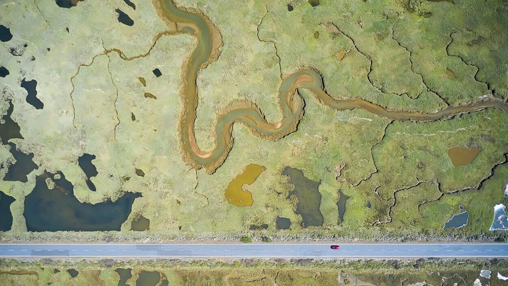 Víťazom v kategórii Močiare sa stal Javier Lafuente zo Španielska s fotografiou, ktorá z dronu zachytáva cestu, ktorá pretína de