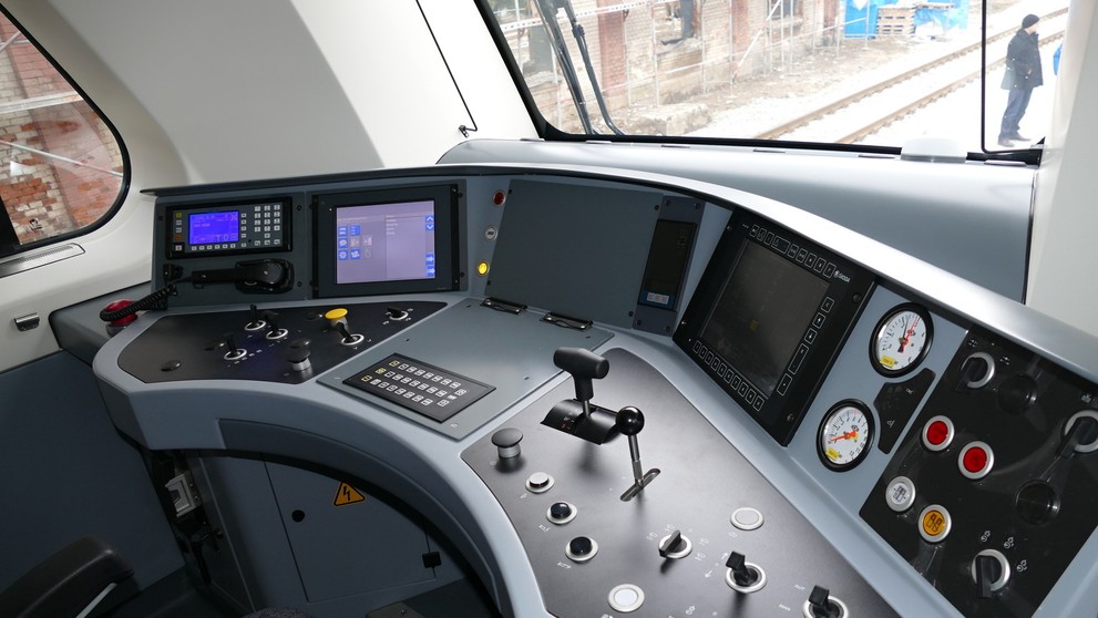 Vychovávateľky prevádzajú 13 malých detí cez železničné priecestie so spustenými závorami.