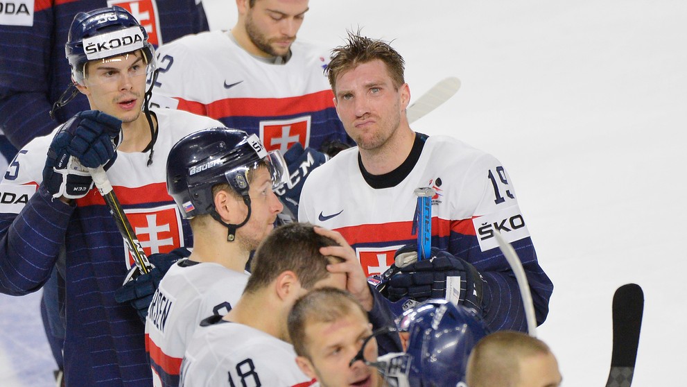 Michel Miklík pozerá do hľadiska po prehre s Nemeckom na MS 2017.