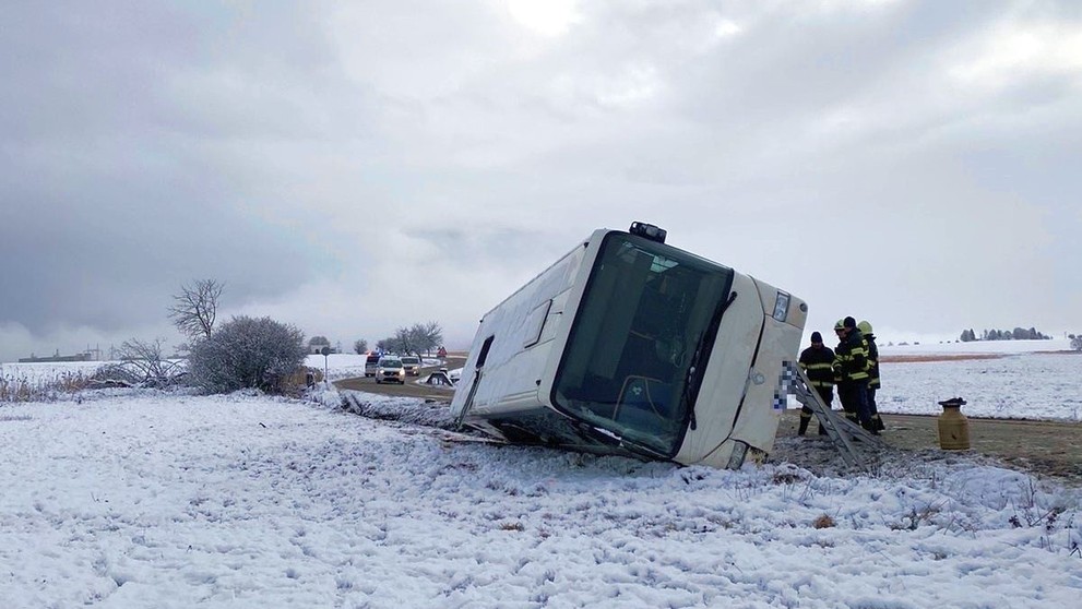 Prevrátený autobus za Popradom.