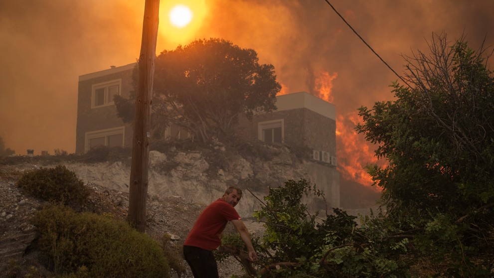 K letovisku Gennadi sa priblížil lesný požiar.