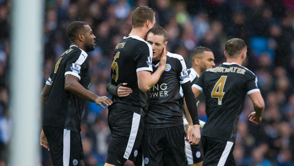 Hráč Leicester City Robert Huth (6) oslavuje gól so spoluhráčom Jamie Vardym do siete Manchester City.