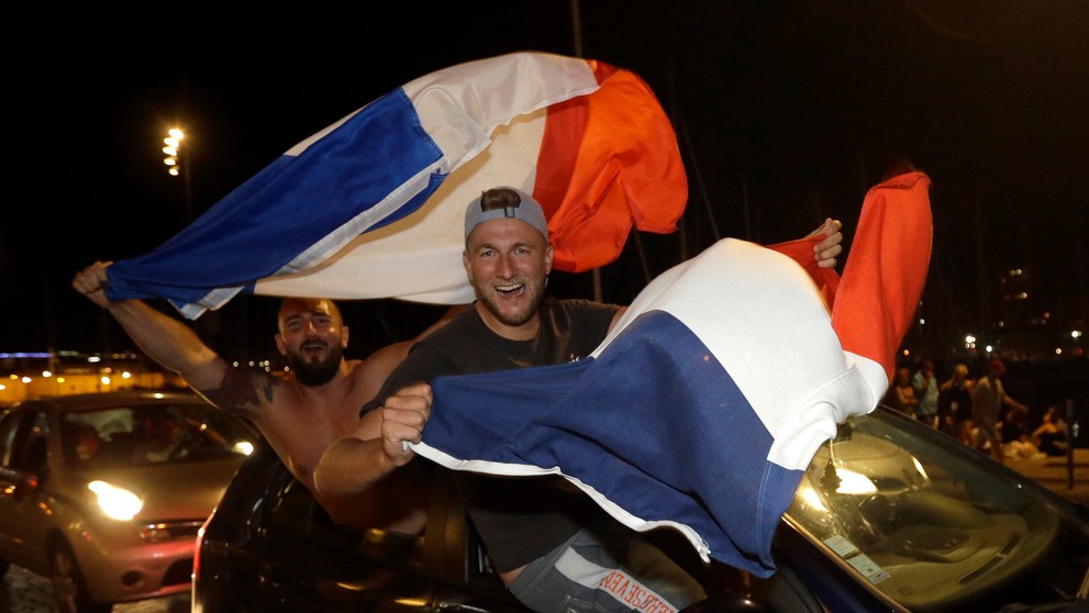 Fanúšik Francúzska s národnou vlajkou po postupe reprezentácie do finále MS 2018.