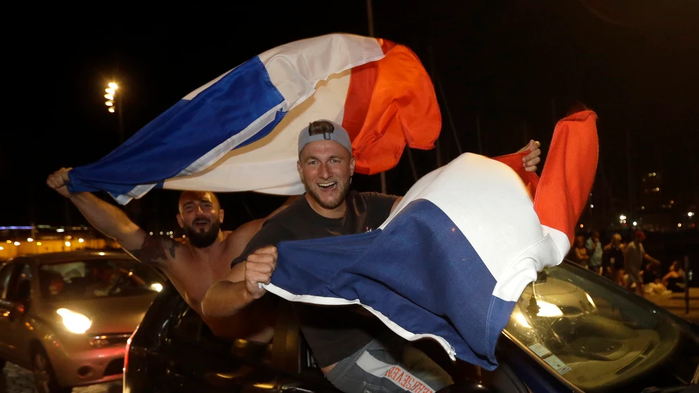 Fanúšik Francúzska s národnou vlajkou po postupe reprezentácie do finále MS 2018.