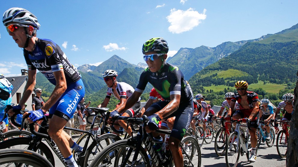 Elitný vrchár Nairo Quintana vo svojom živle. Na pozadí krásne Pyreneje.